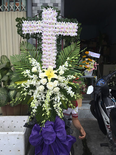 Vòng hoa tươi viếng đám tang tại Sầm Sơn